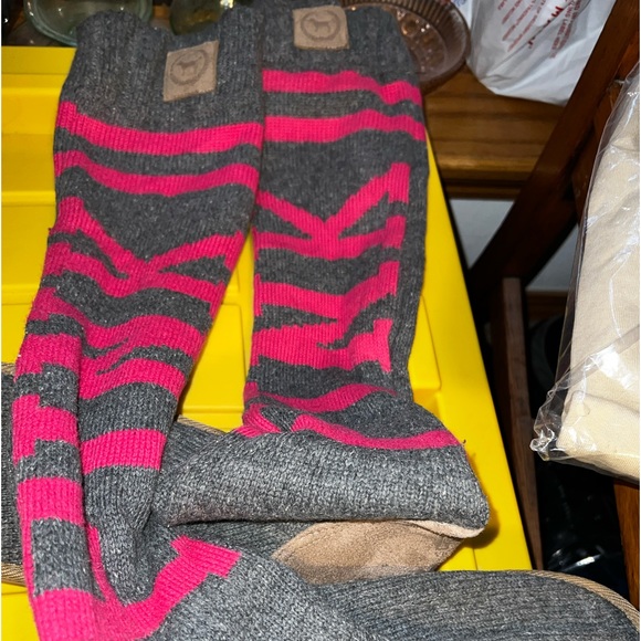 VS PINK MUKLUKS 2010 COLLECTION SZ LG GREY PINK LOGO KNEE HIGH - Picture 14 of 14